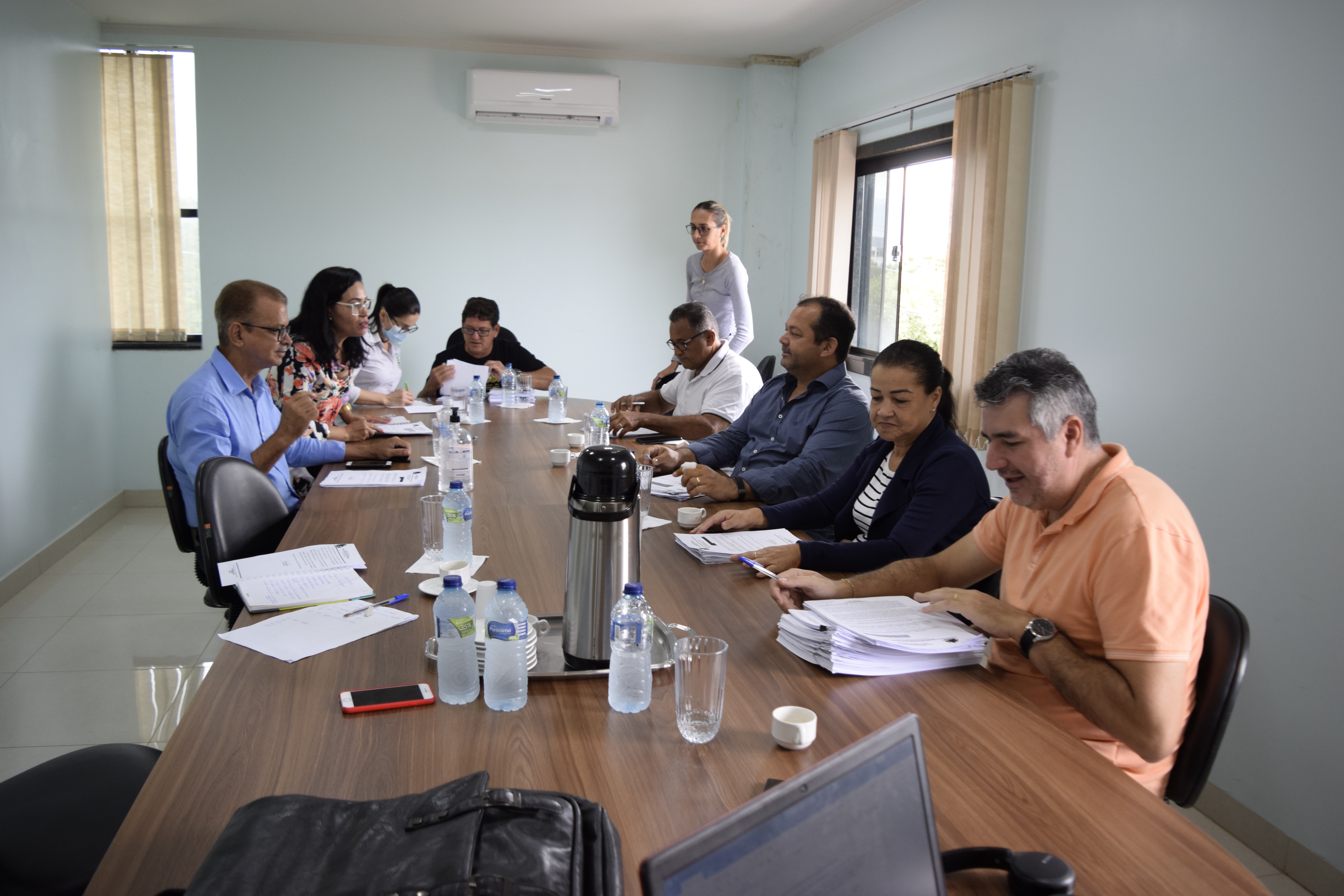 Vereadores se reúnem na sala de reuniões da Câmara Municipal de Vereadores, para debater a pauta da próxima Sessão Extraordinária.